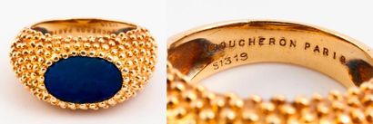 BOUCHERON, Paris 

Bague jonc en or (750) ornée d'une plaque ovale incurvée en lapis...