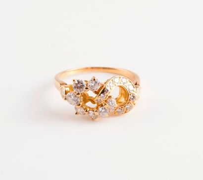 CHAUMET Paris 

Bague en or jaune (750) formée de deux anneaux entrelacés ornés de...