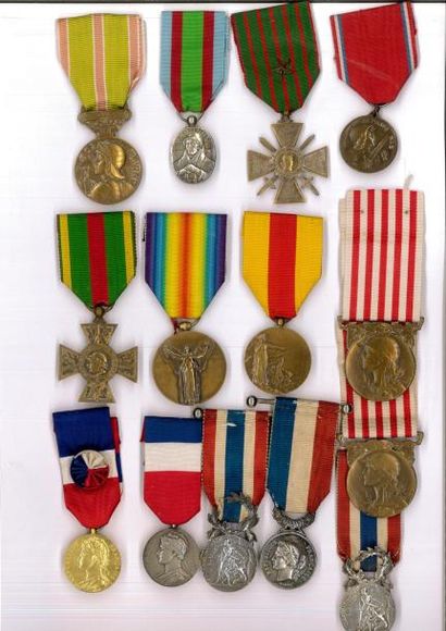 null 
Quatorze décorations aux rubans conformes :


- trois médailles du Ministère...