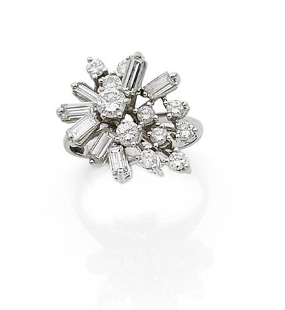 null Bague en or gris (750) ornée d'un bouquet destructuré de petits diamants taille...