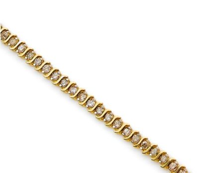 null Bracelet articulé en or jaune (585) orné d'une ligne de 35 diamants taille brillant...