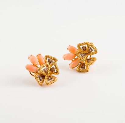 null Paire de boucles d'oreilles en or jaune (750) grainé, en forme de fleur stylisée...
