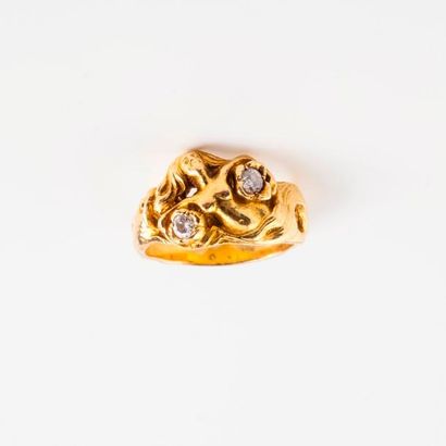 null Bague en or jaune (750) à décor d'une sirène et d'un dauphin, avec deux diamants...