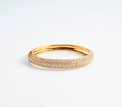 null Bracelet jonc ovale ouvrant en or jaune (750) à demi pavé de diamants taille...