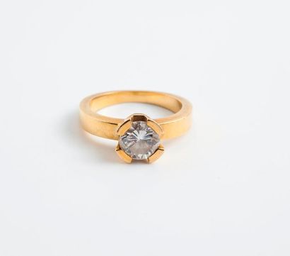null Bague solitaire en or jaune (750) ornée d'un diamant taille brillant en serti...