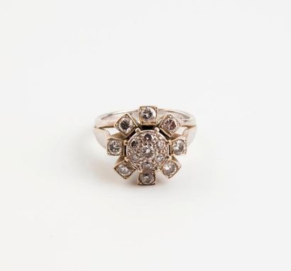 null Bague fleur en or gris (750) pavée de petits diamants de taille brillant en...