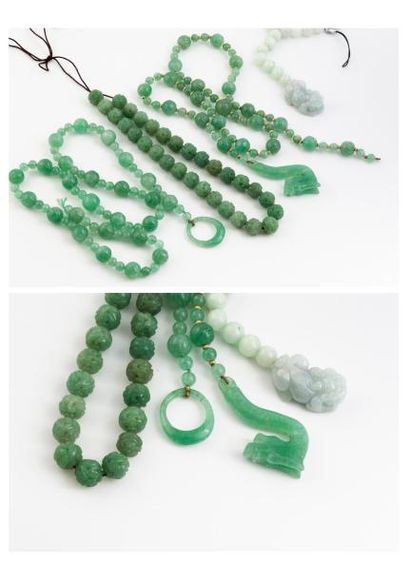 null Trois colliers en jade vert, inachevés, égrenures : 

- un formé de perles ajourées...