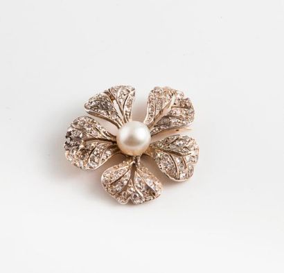 null Broche pendentif en vermeil (min.800) centrée d'une perle de culture blanche,...