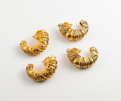 Isabel CANOVAS 

Deux paires de clips d'oreilles en métal doré en formes de cornes...