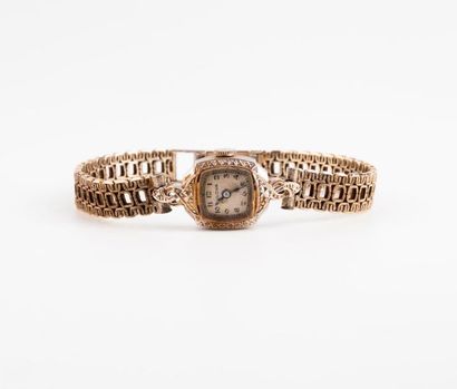 BULOVA 

Montre bracelet en or gris (585) 

Boîtier carré à bords arrondis. Fond...