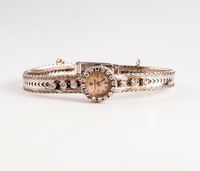 JAEGER-LECOULTRE 

Montre bracelet de dame en or gris (750).

Lunette circulaire...