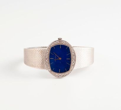 LONGINES 

Montre bracelet de dame en or gris (750).

Lunette ovale pavée de diamants...