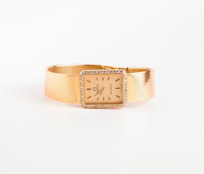 OMEGA 

Montre bracelet de dame en or jaune (750). 

Lunette avec une ligne de petits...