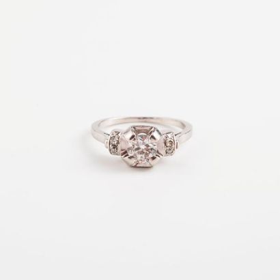 null Bague solitaire en platine (850) ornée d'un diamant demi-taille en serti griffe,...