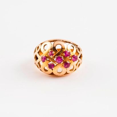 null Bague bombée en or jaune (750) ajouré ornée de petits rubis synthétiques ronds...