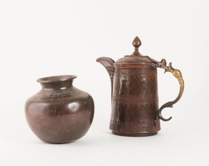 EMPIRE OTTOMAN, XIXème-XXème siècles 

- Vase globulaire à col évasé, en laiton patiné...