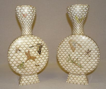 JAPON, Fin du XIXème-début du XXème siècle 

Paire de vases en faïence blanche à...