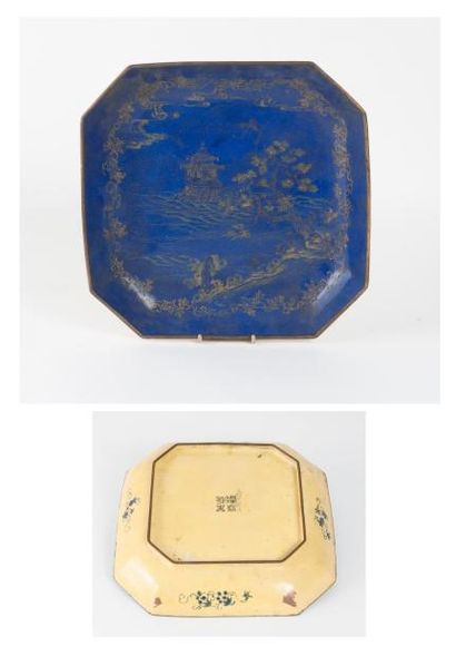 CHINE, Canton - XIXème siècle 

Coupe présentoir à pans coupés, sur talon, en émaux...