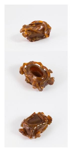 Chine, XIXème siècle. 

Rince-pinceau de lettré en agate brune de forme ovoïde orné...