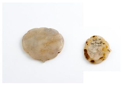 CHINE, Fin du XIXème siècle. 
Petite plaque en néphrite blanche en forme de coeur...