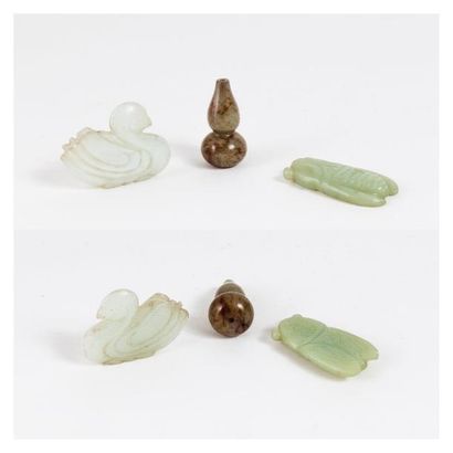 CHINE, XIXème-XXème siècle 

Trois pendentifs en jade :

- un blanc en forme de canard....