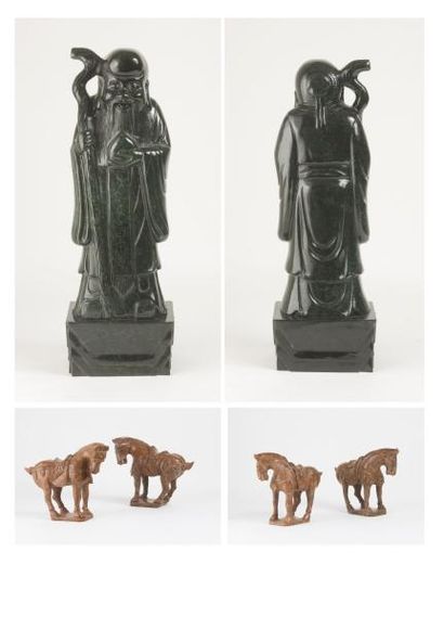 CHINE, XXème siècle 

- Shoulao en pierre vert épinard.

H. : 40 cm. 

- Deux chevaux...