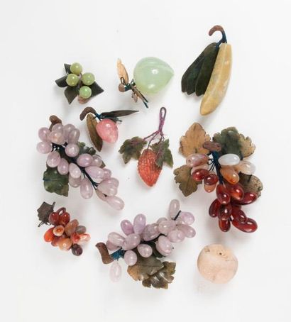 CHINE ou EUROPE 

Ensemble de fruits d'ornements en pierres dures de couleurs (jades,...
