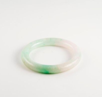 CHINE, XXème siècle 

Bracelet jonc en jadéite blanc-vert. 

Tour de poignet : 18...