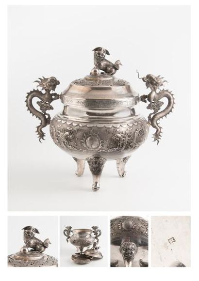 INDOCHINE, vers 1900 

Brûle-parfum en argent (min. 800) à décor au repoussé ou gravé...