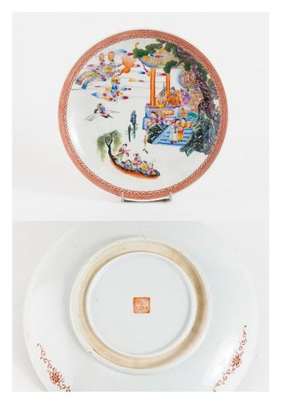CHINE, Début du XXème siècle. 

Plat circulaire sur talon en porcelaine blanche gravée...