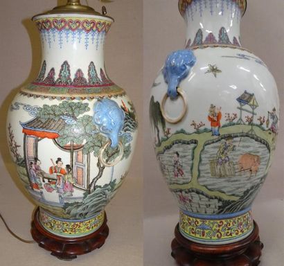REPUBLIQUE DE CHINE, XXème siècle 

Vase en porcelaine à décor polychrome de scènes...