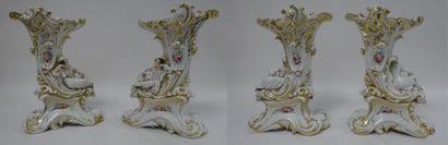 PARIS 

Paire de vases en porcelaine blanche et or en forme de cornes d'abondance...