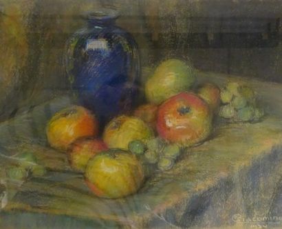 Pierre GIACOMINO (1886-1969) 

Nature morte au vase bleu et aux fruits. 1930.

Pastel....