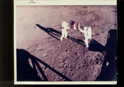 null NASA, Apollo 11. 

Buzz Aldrin et Neil Armstrong plantant le drapeau américain...