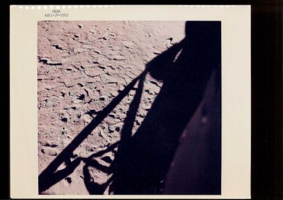 null NASA, Apollo 11. 

Vue du sol lunaire avec l'ombre du module lunaire, juillet...