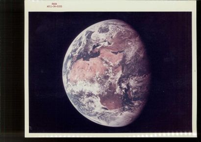 null NASA, Apollo 11. 

Vue de la Terre depuis la fusée. 

Tirage chromogénique d'époque,...