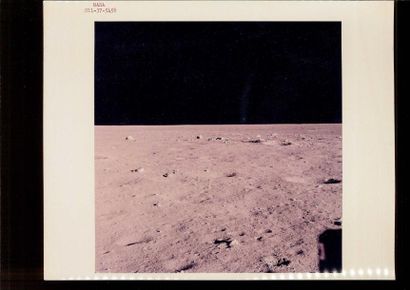 null NASA, Apollo 11. 

Vue du sol lunaire. 

Tirage chromogénique d'époque, tampon...