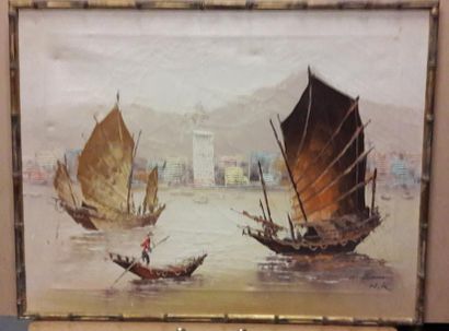 null 

Jonques et barque dans la baie de Hong-Kong.

Huile sur toile.

Signée et...