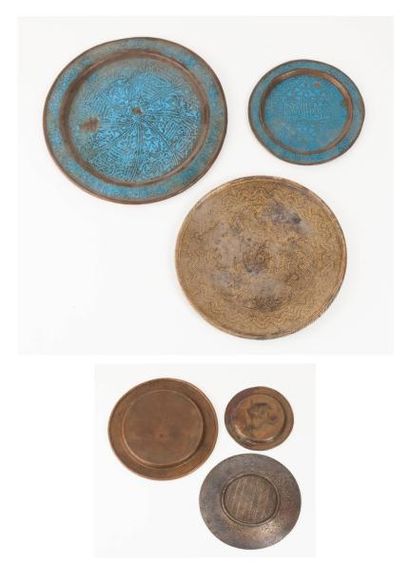 null 

- Deux assiettes en cuivre émaillé bleu turquoise à décor d'inscriptions.

Diam....