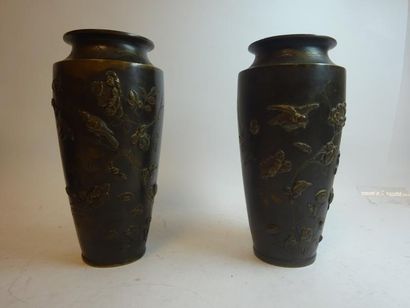 null 

Paire de vases en bronze à patine brune de forme cornet à col resserré et...
