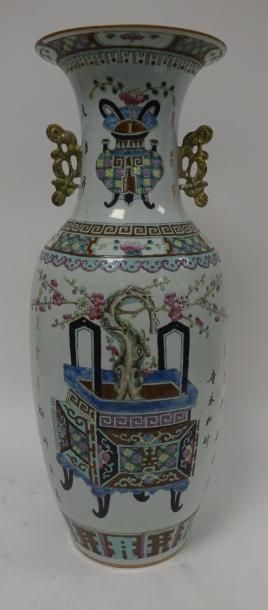 null 

Vase balustre en porcelaine blanche à décor polychrome. 

H. : 58,5 cm - Diam....