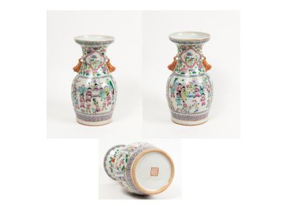 null 

Vase balustre en porcelaine à décor polychrome de fleurs et de scènes animées...