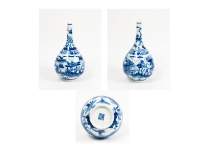null 

Vase bouteille sur talon à décor d'un paysage en blanc-bleu. 

H. : 37 cm....