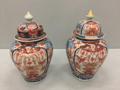 null 

Deux pots couverts en porcelaine à décor Imari.