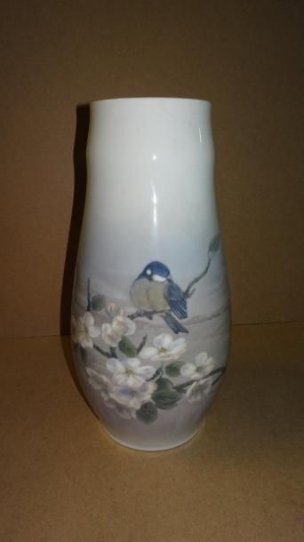 null 

Vase balustre en porcelaine à décor d’oiseau sur une branche fleurie.

Signé.

H....