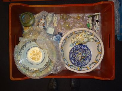 null Mannette de céramiques (porcelaine ou faïence), dont plats, sujets, vases.....