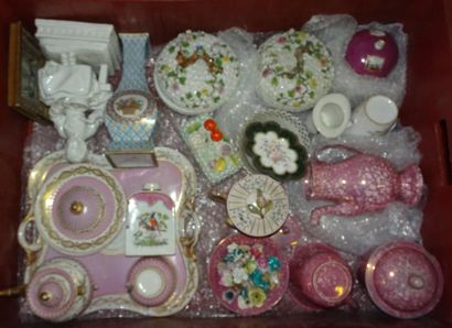 null Mannette de porcelaines diverses.

Usures, accidents et manques.