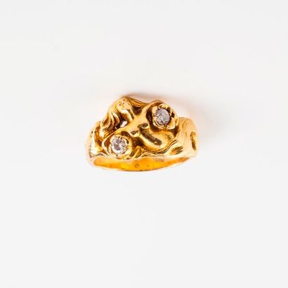 null Bague en or jaune (750) à décor d'une sirène et d'un dauphin, avec deux diamants...