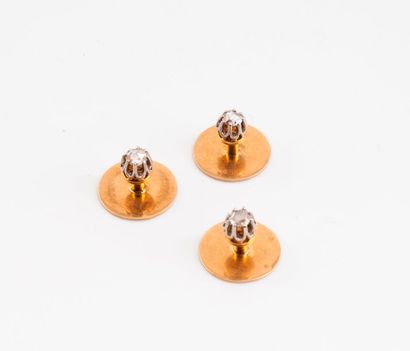 null Trois boutons de plastron en or jaune (750) et platine (850) ornés d'un diamant...