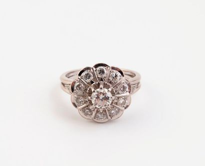 null Bague marguerite en or gris (750) ornée de diamants de taille brillant, le central...